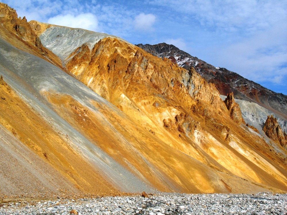 Золотая гора фото. Золотые горы Алтая. Золотая гора Тибед. Золотистые горы. Горы с золотом.