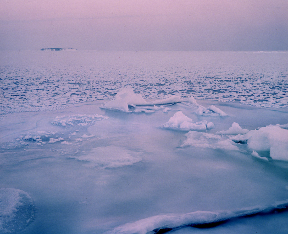 Причудливые формы льда обусловлены 2-х метровыми приливами/отливами