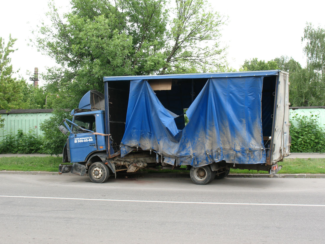 На улице <b>Новотетёрки</b> автомобиль явно пострадал в результате  <a href='http://www.lapsha.ru/articles/interview/2006/02/27/143900.html'>ТТП</a>, а не ДТП